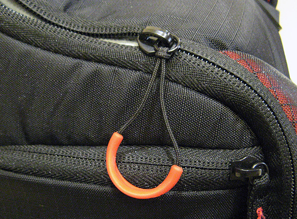 Manfrotto PL-3N1-36 Camera backpack zipper.