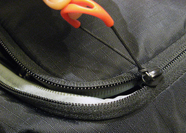 Manfrotto PL-3N1-36 Camera backpack zipper rail.